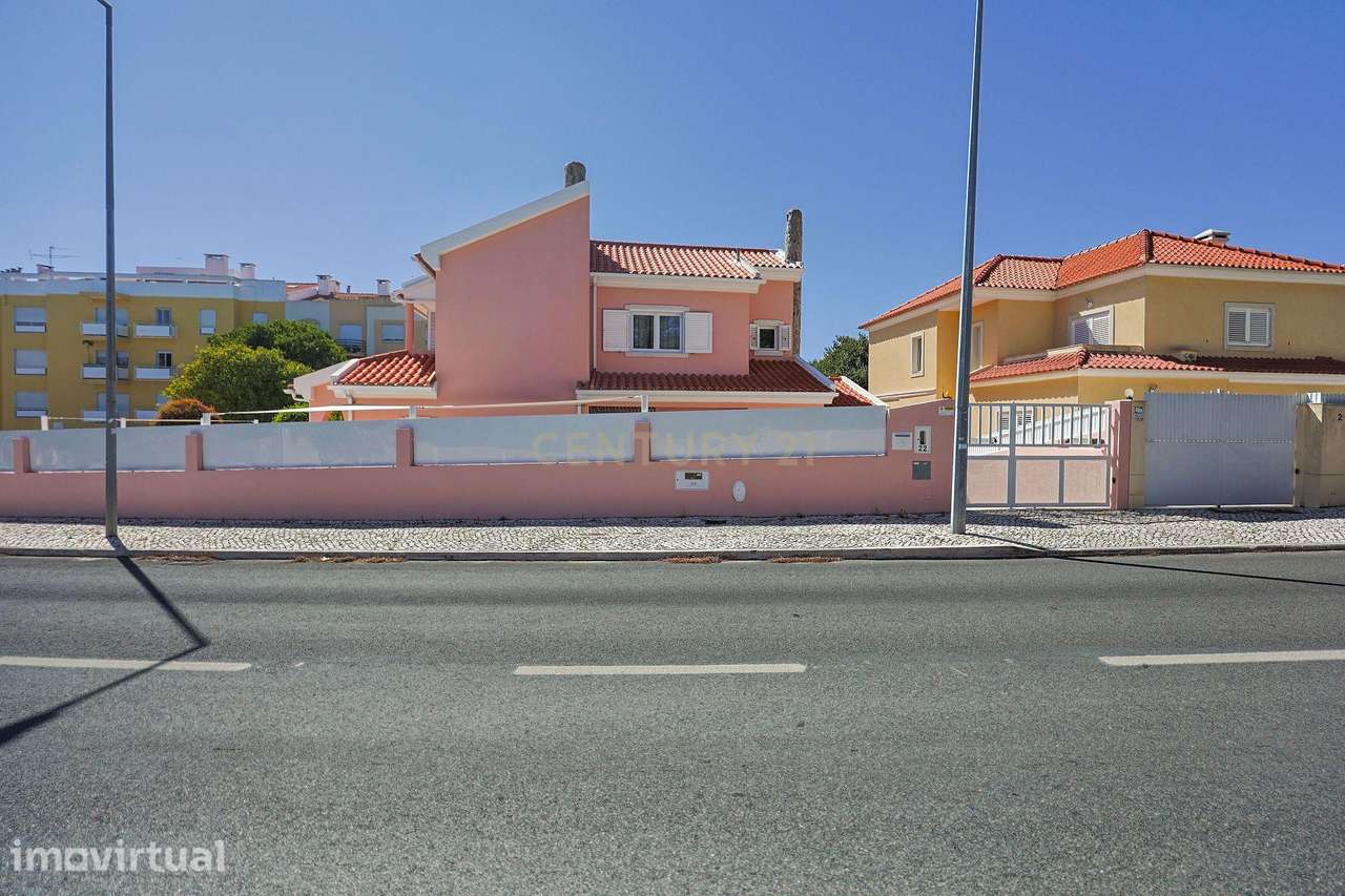 Moradia T4 isolada com jardim e garagem em Vale Flores | Almada - Grande imagem: 5/38