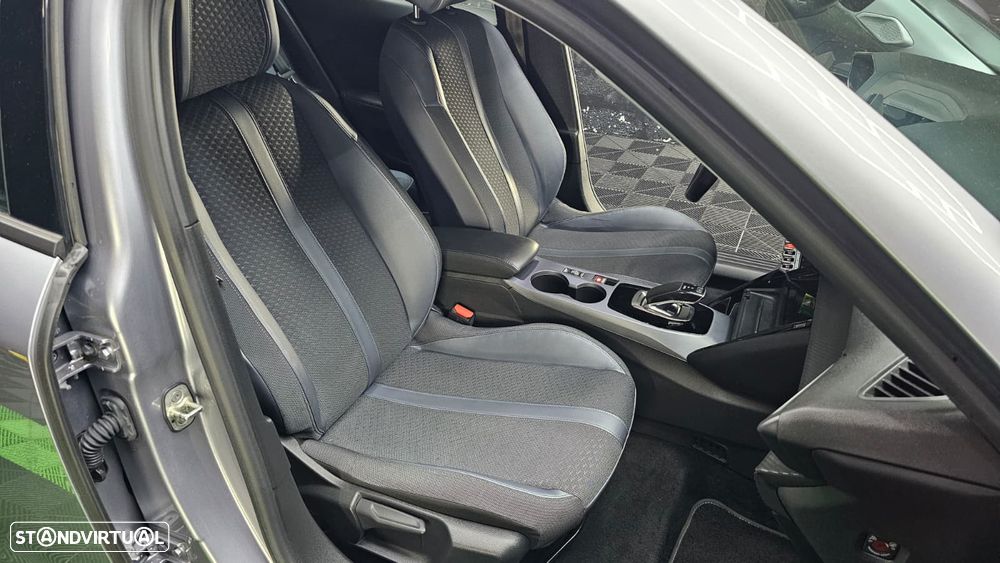 Peugeot e-2008 Allure - 14