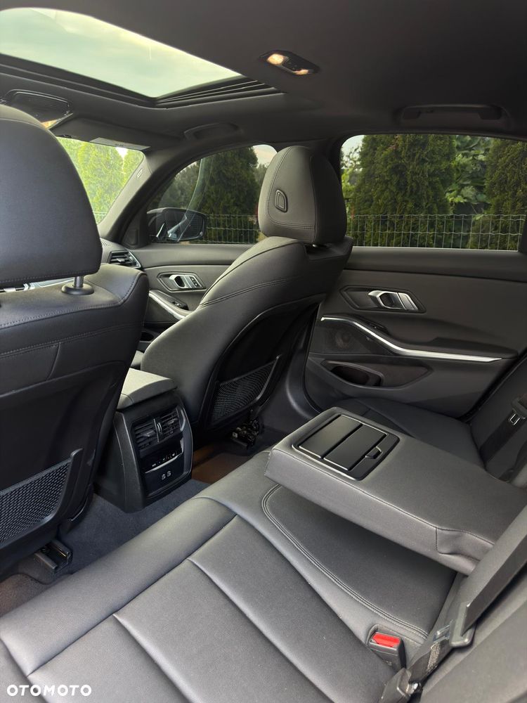 BMW Seria 3 330i xDrive Sport Line - 35