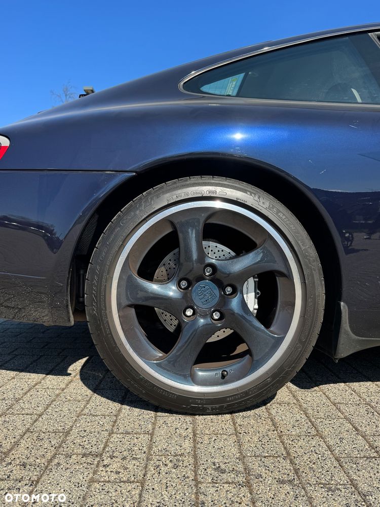 Porsche 911 Carrera 4 - 6