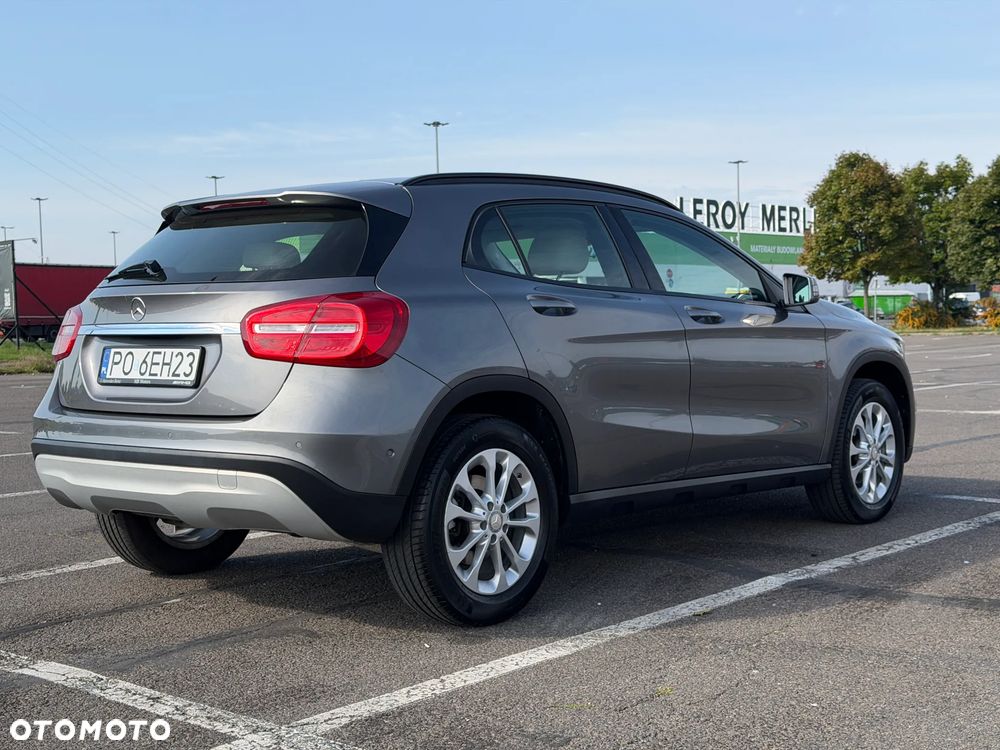 Mercedes-Benz GLA 180 7G-DCT - 4