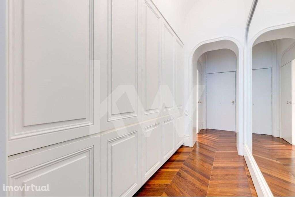 Apartamento inserido em Prédio do século XIX em localização premium e - Grande imagem: 2/49