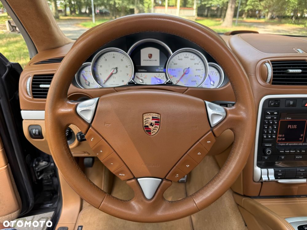 Porsche Cayenne Turbo S - 28