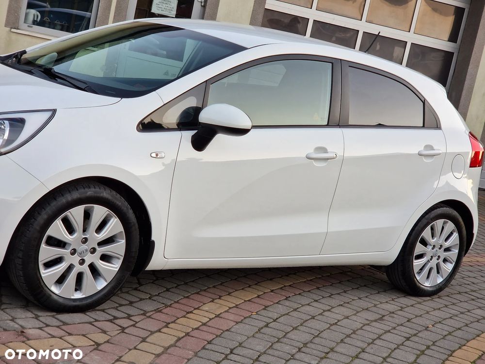 Kia Rio 1.2 Fifa World Cup Edition - 4