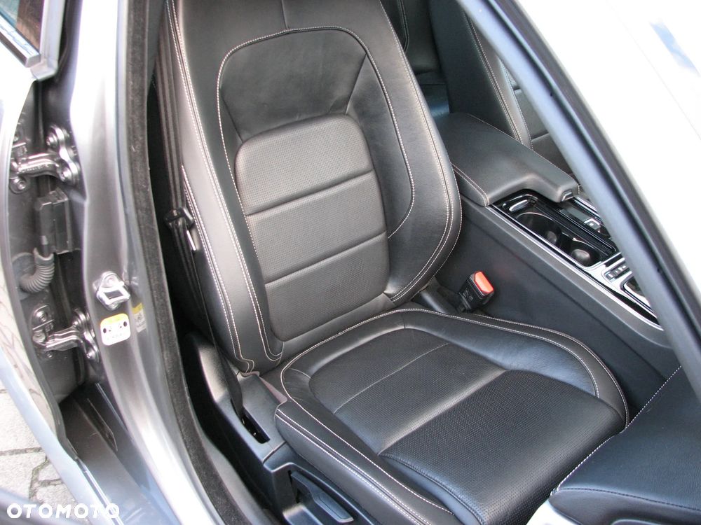 Jaguar XE D180 R-Dynamic S - 20