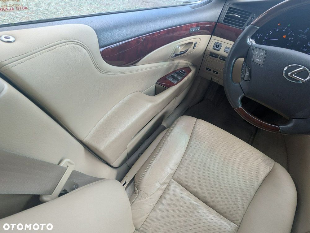 Lexus LS 460 AWD - 34