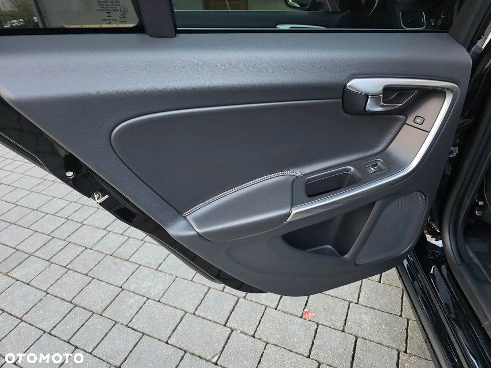 Volvo V60 D3 Geartronic R-Design - 21