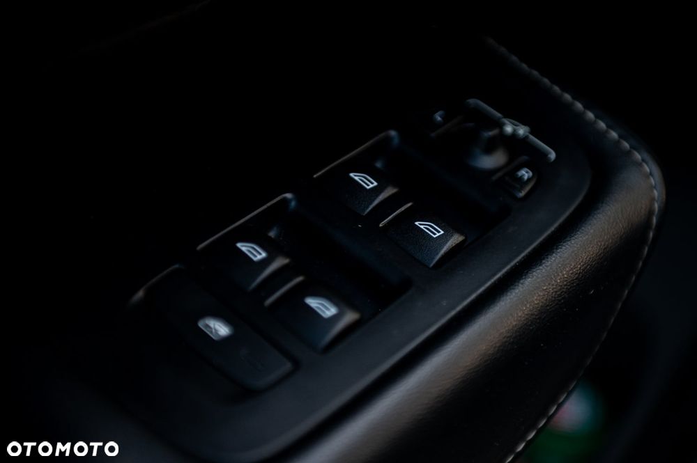 Volvo XC 60 D5 AWD Geartronic RDesign - 16