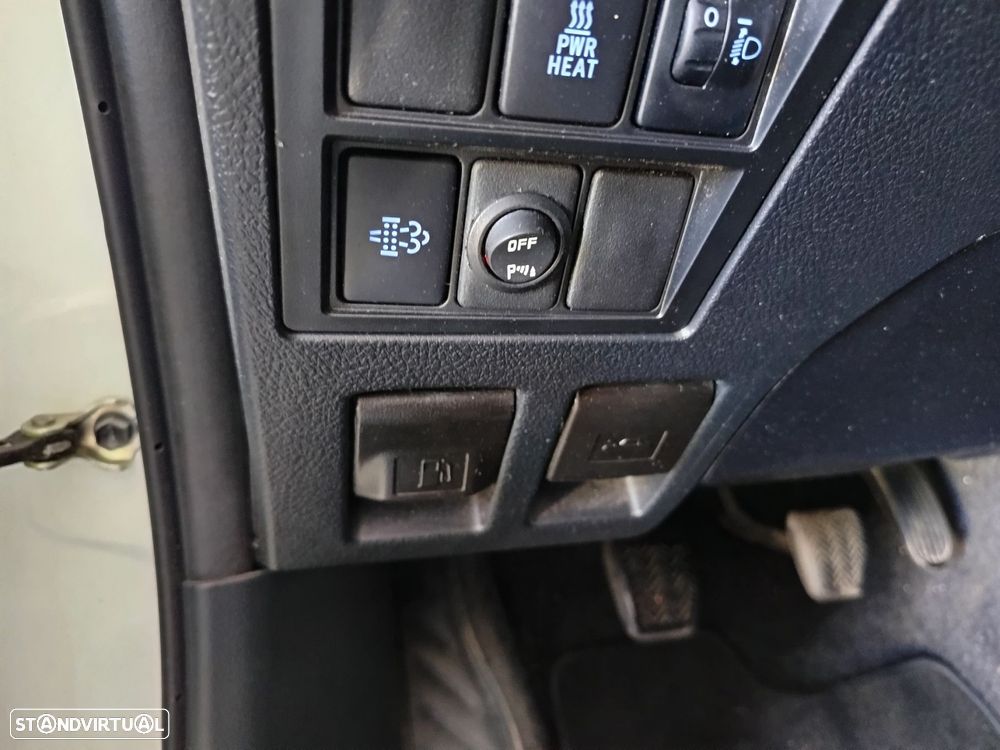 Toyota Hilux 2.4 D-4D 4WD CD CM - 16
