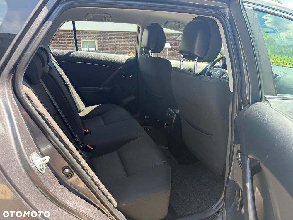 Toyota Avensis 1.6 Comfort - 12