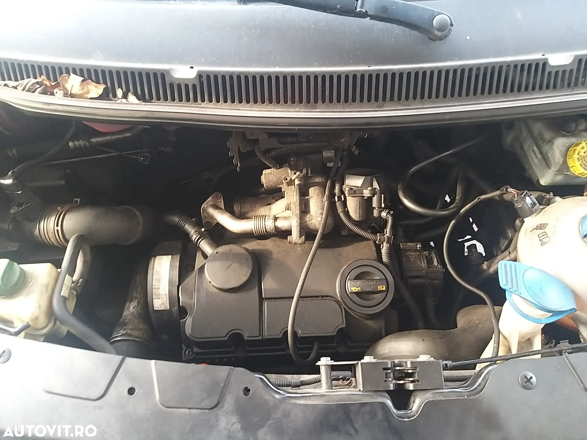 Dezmembram Volkswagen Transporter T5 din 2008 , 1.9 TDI , cod motor: BRR , Rosu - 2