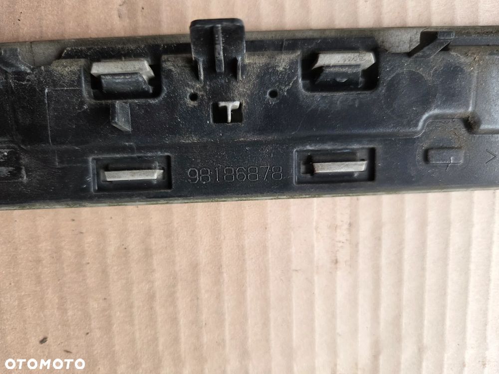 Listwa maskownica prowadnicy prawy bok Citroen Berlnigo IV EEV - 12