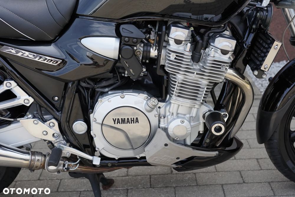 Yamaha XJR - 12