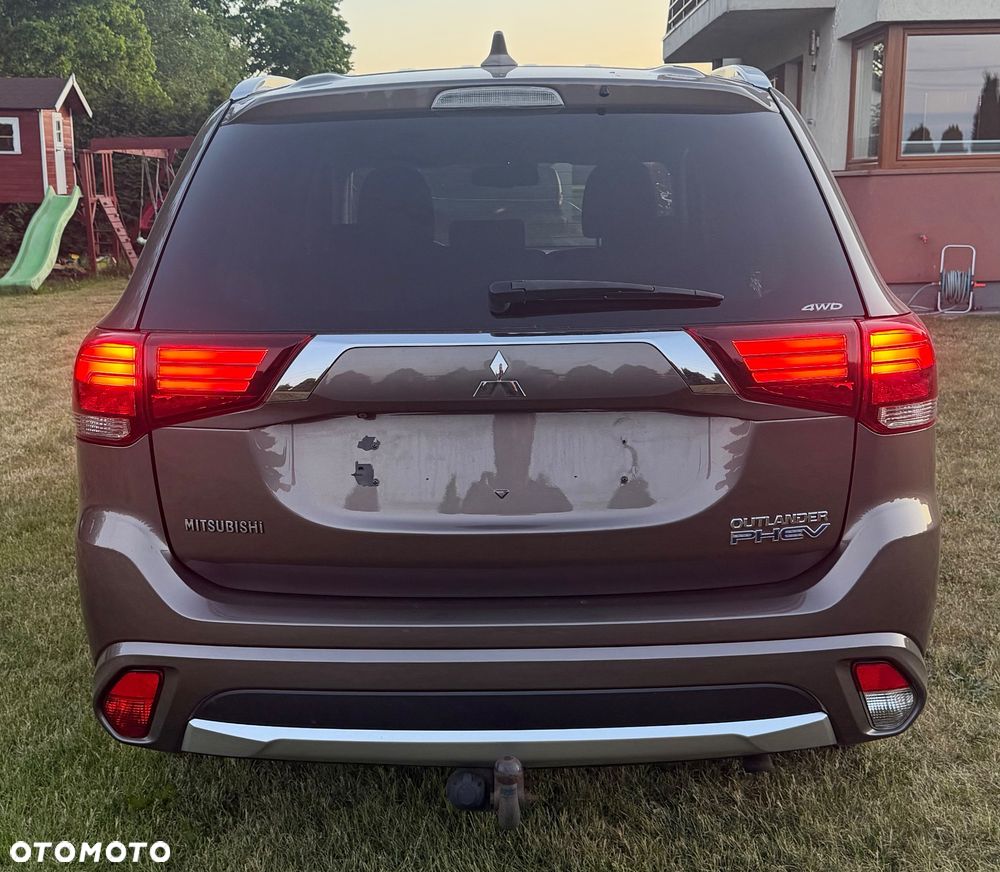 Mitsubishi Outlander Instyle NAVI + - 11