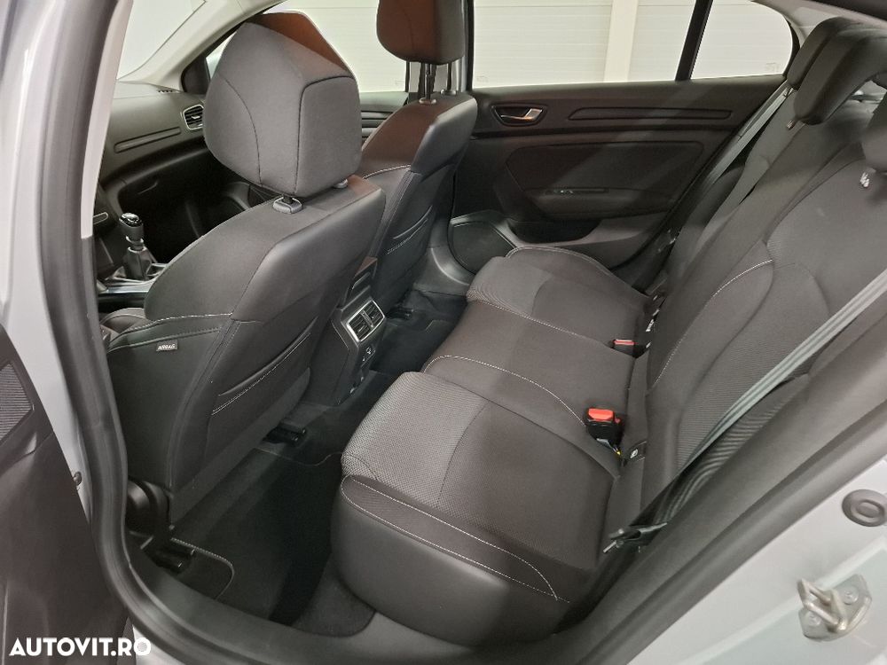 Renault Megane TCE 140 Equilibre - 12