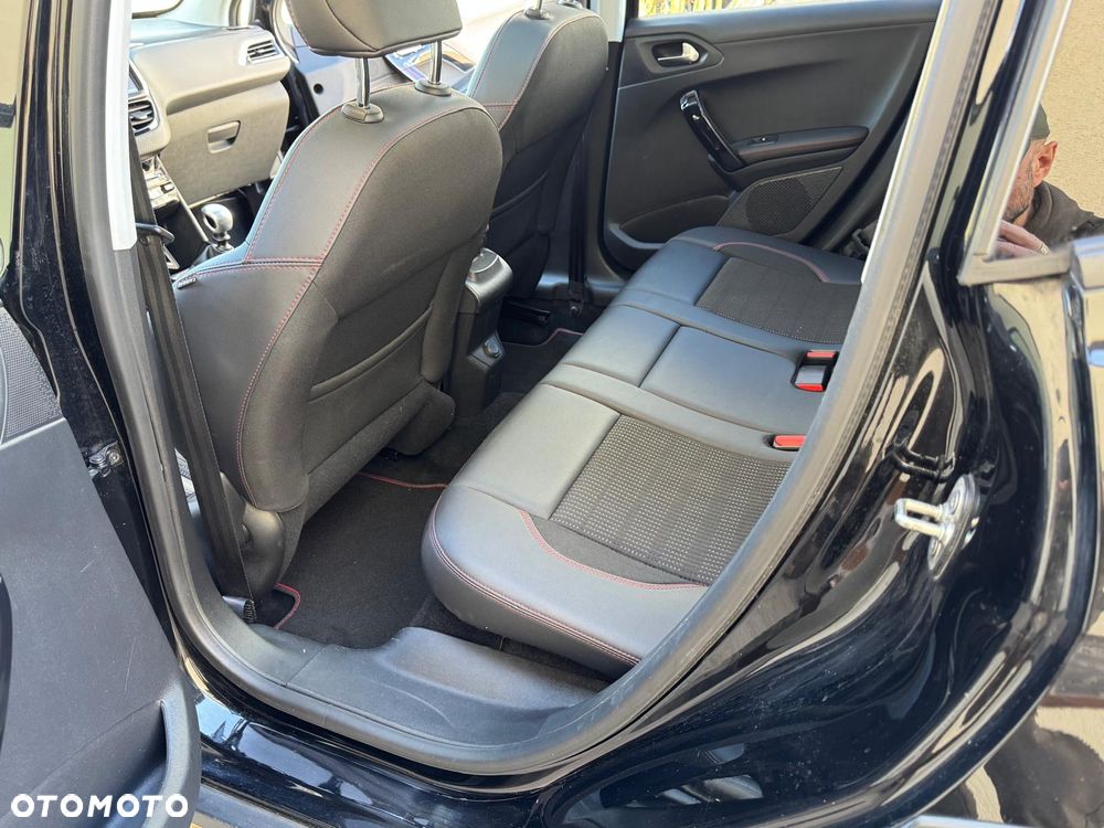 Peugeot 2008 1.6 BlueHDi Allure S&S - 15