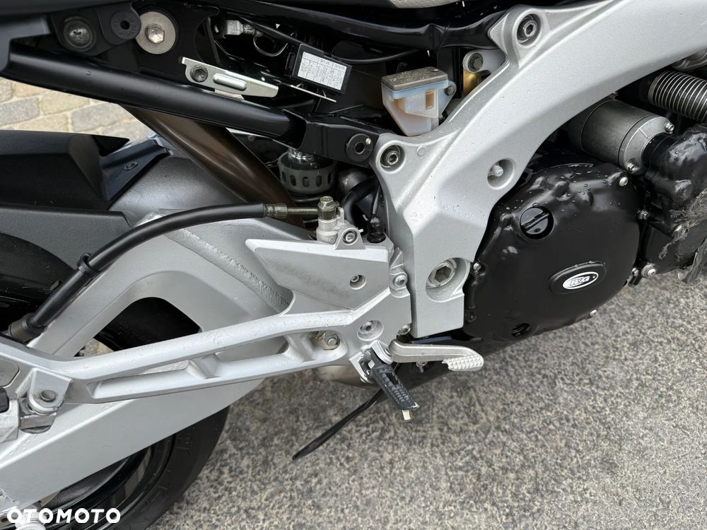 Suzuki GSR - 24