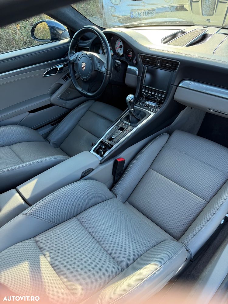 Porsche 911 Carrera 4 - 6