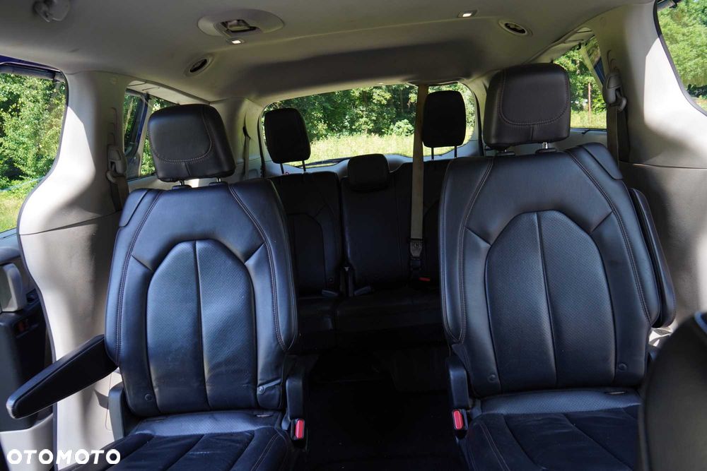 Chrysler Pacifica - 8