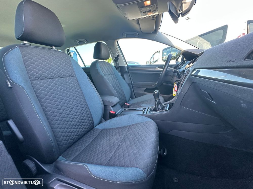 VW Golf Variant 1.6 TDi SCR IQ.DRIVE - 28