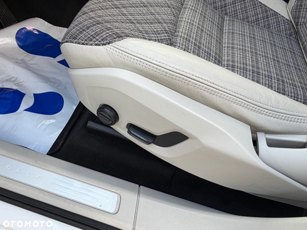 Volvo XC 60 B4 D AWD Momentum Pro - 12