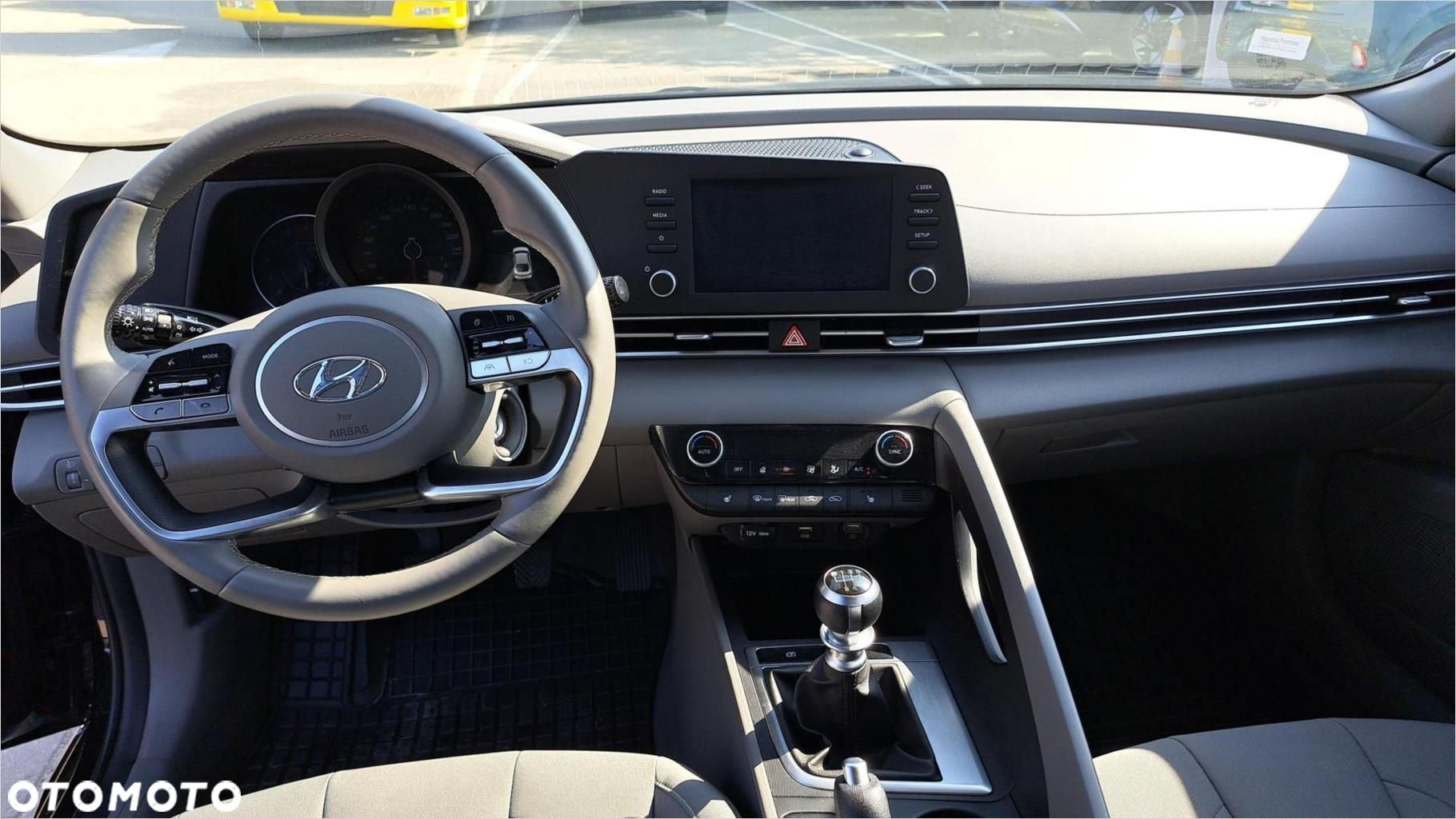 Hyundai Elantra - 11