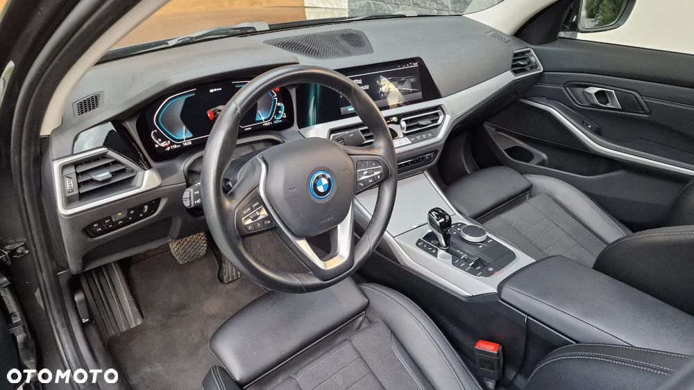 BMW Seria 3 330e xDrive - 19