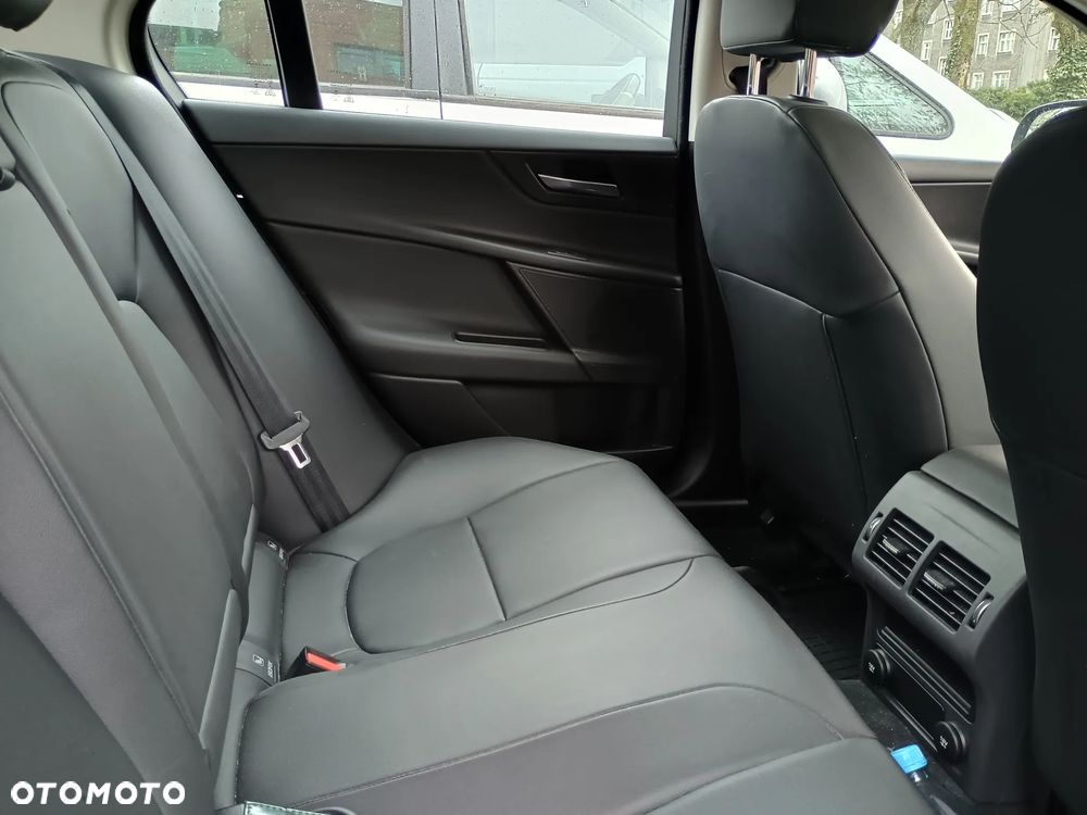 Jaguar XE 25t AWD Portfolio - 9