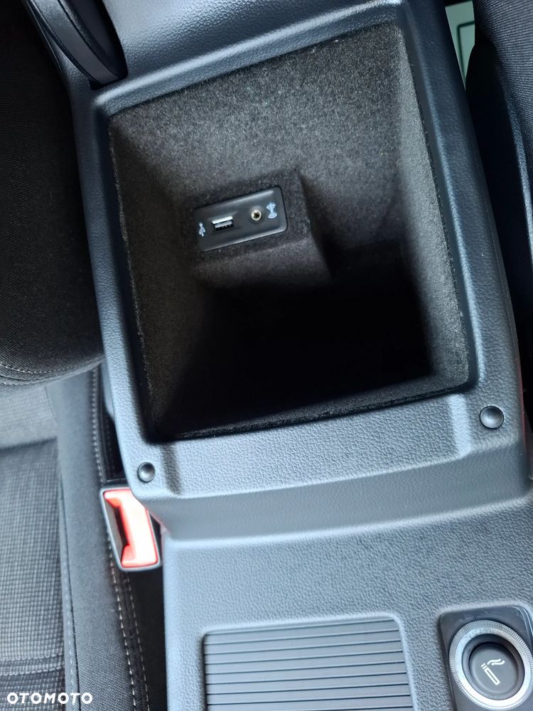 Volkswagen Passat 2.0 TDI SCR DSG Conceptline - 27
