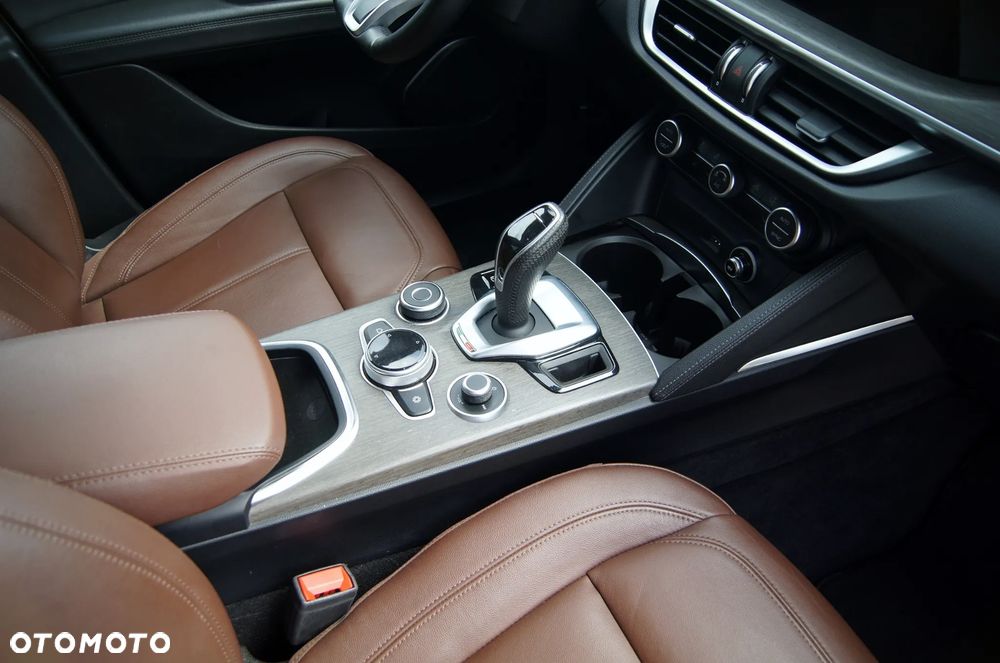 Alfa Romeo Stelvio 2.0 Turbo 16V AT8-Q4 Ti - 18