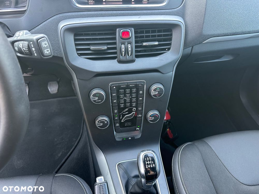 Volvo V40 - 25