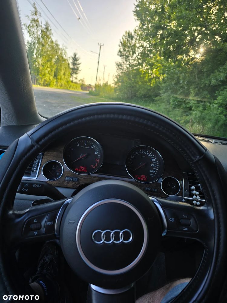 Audi A8 4.2 Quattro - 33