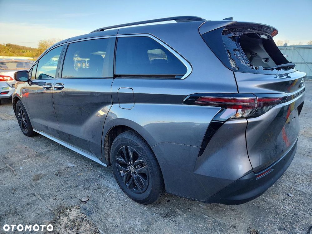 Toyota Sienna - 2