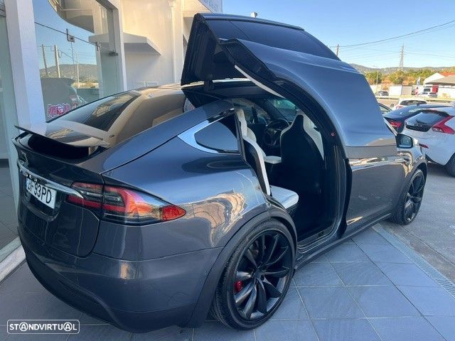 Tesla Model X - 4