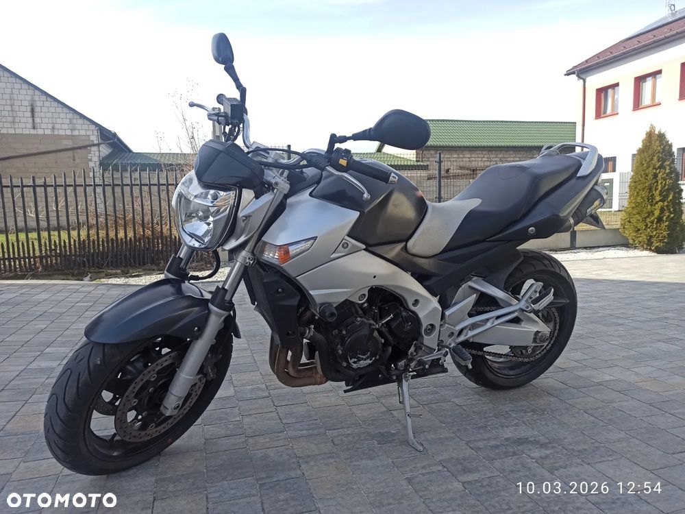 Suzuki GSR - 2