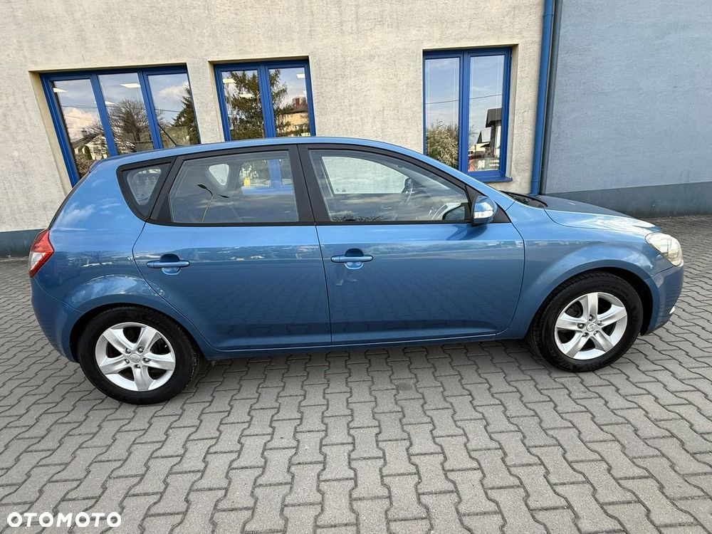 Kia Ceed - 11