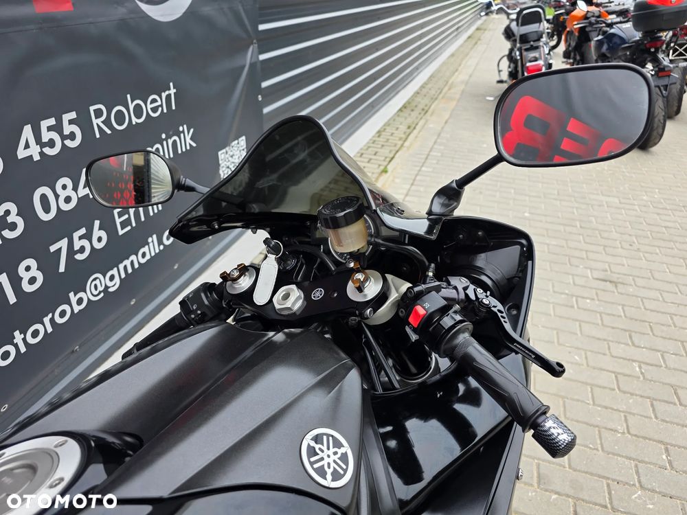 Yamaha R1 - 32