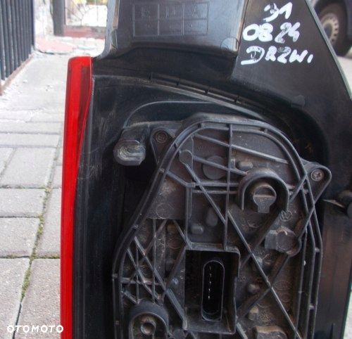 VW T5 LIFT 2009-2015 DRZWI PRAWA TYLNA LAMPA ORYGINAŁ - 6