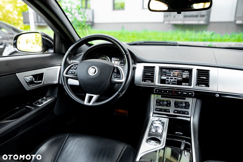 Jaguar XF 2.0 T Premium Luxury - 26