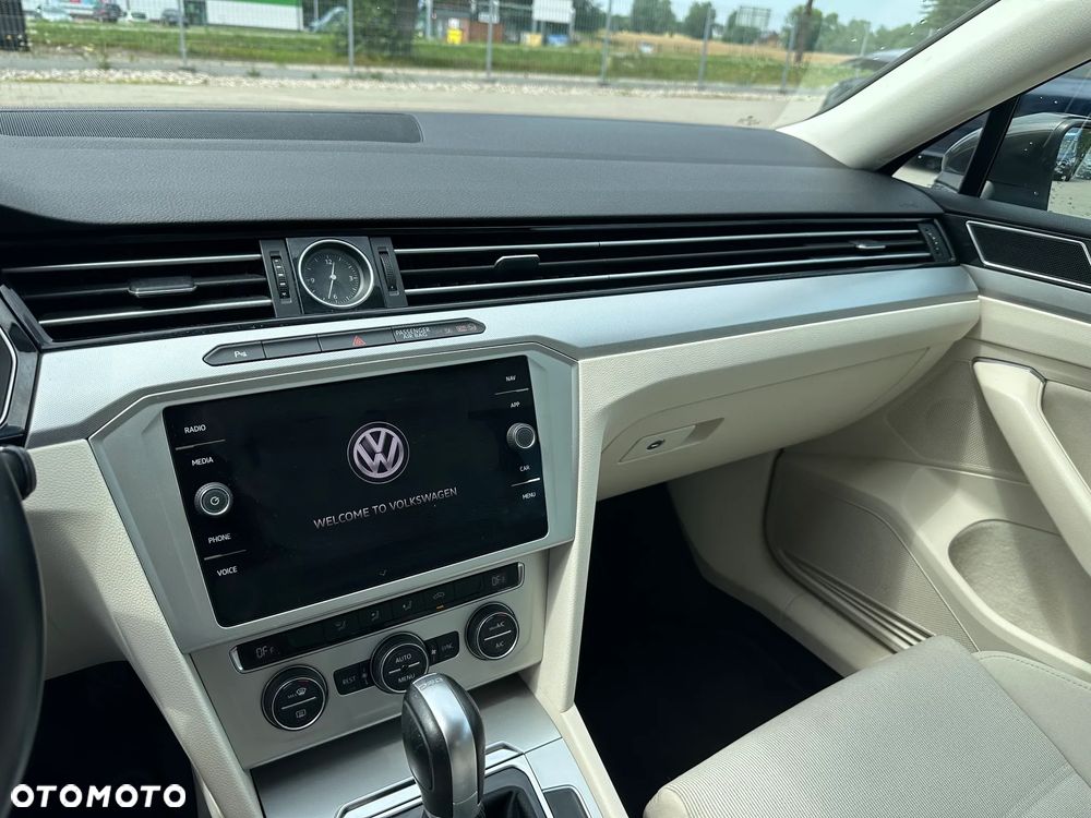 Volkswagen Passat - 12