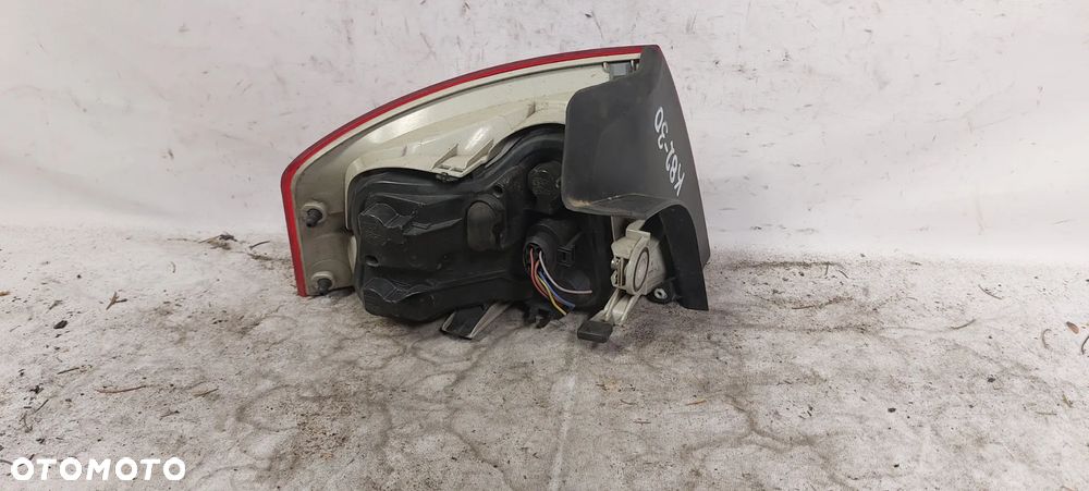 .  TYL TYLNA LAMPA PRAWA AUDI A4 B7 SEDAN - 4