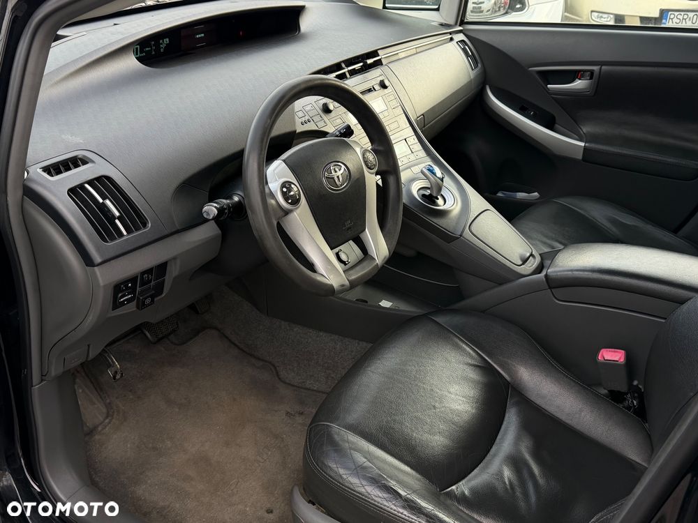 Toyota Prius (Hybrid) Executive - 14