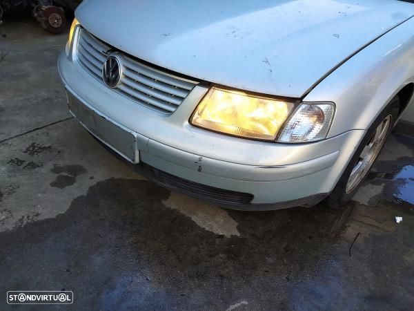 Farol Esquerdo Volkswagen Passat (3B2) - 1