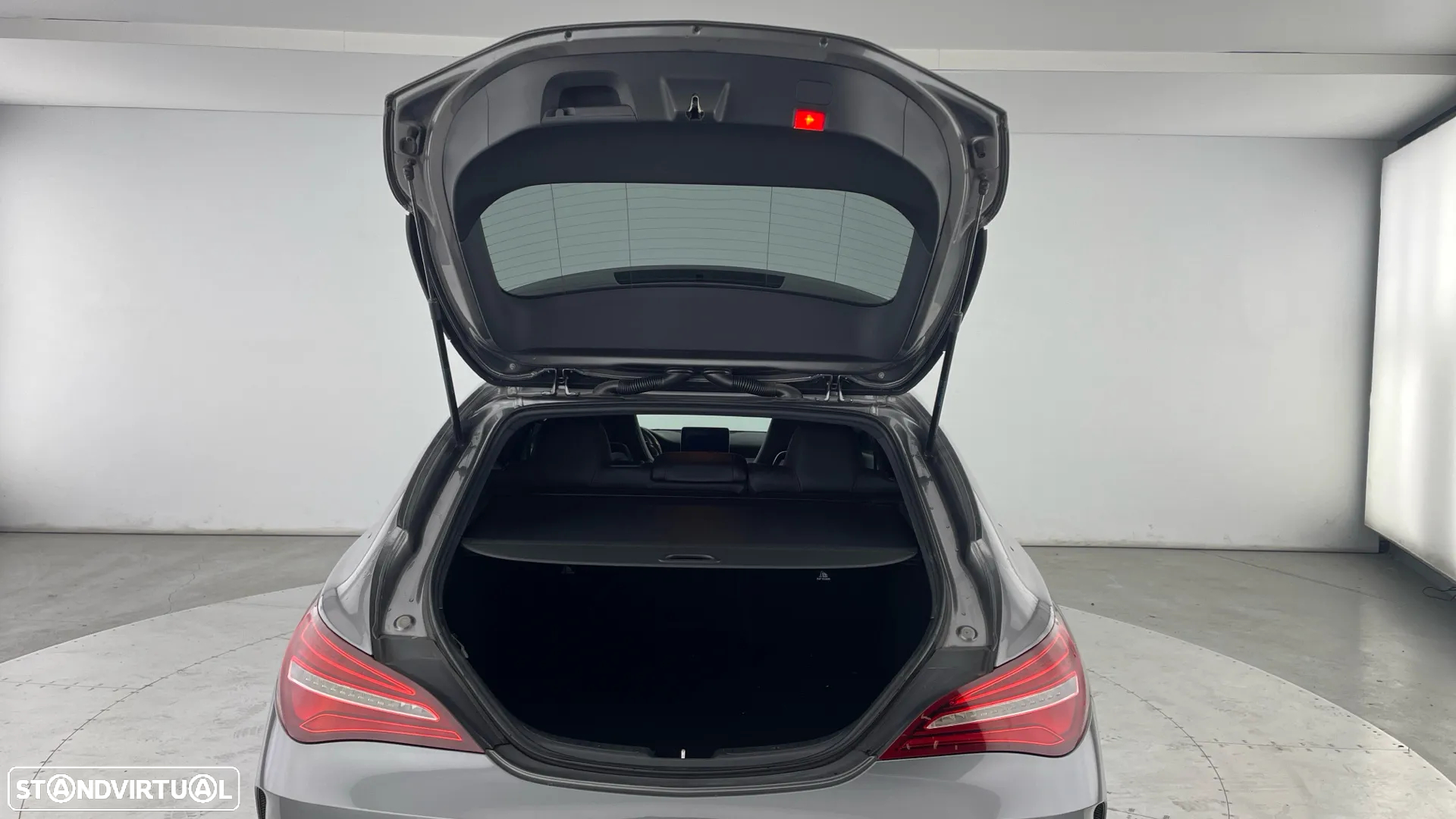 Mercedes-Benz CLA 200 d Shooting Brake AMG Line - 14