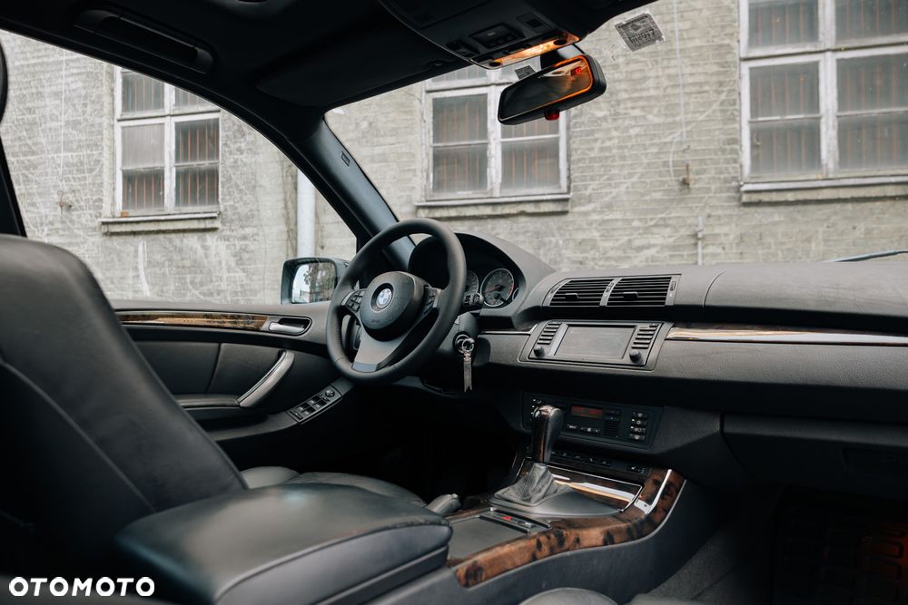 BMW X5 4.8 is - 32