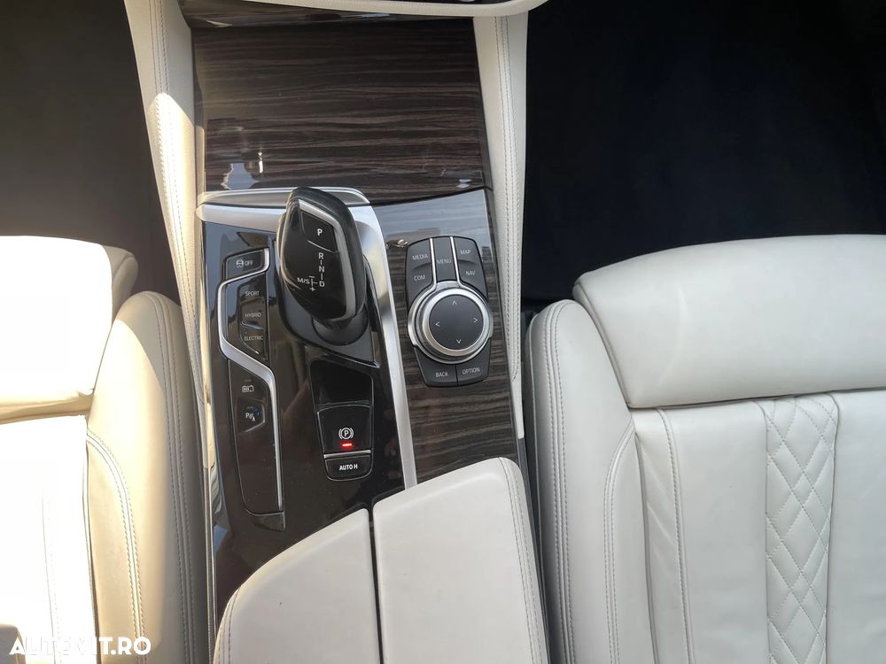 BMW Seria 5 530e Aut. Luxury Line - 32