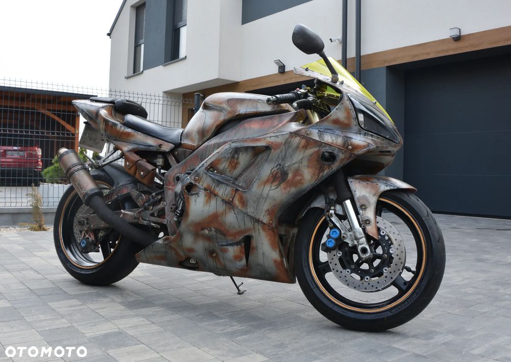 Yamaha R1 - 6