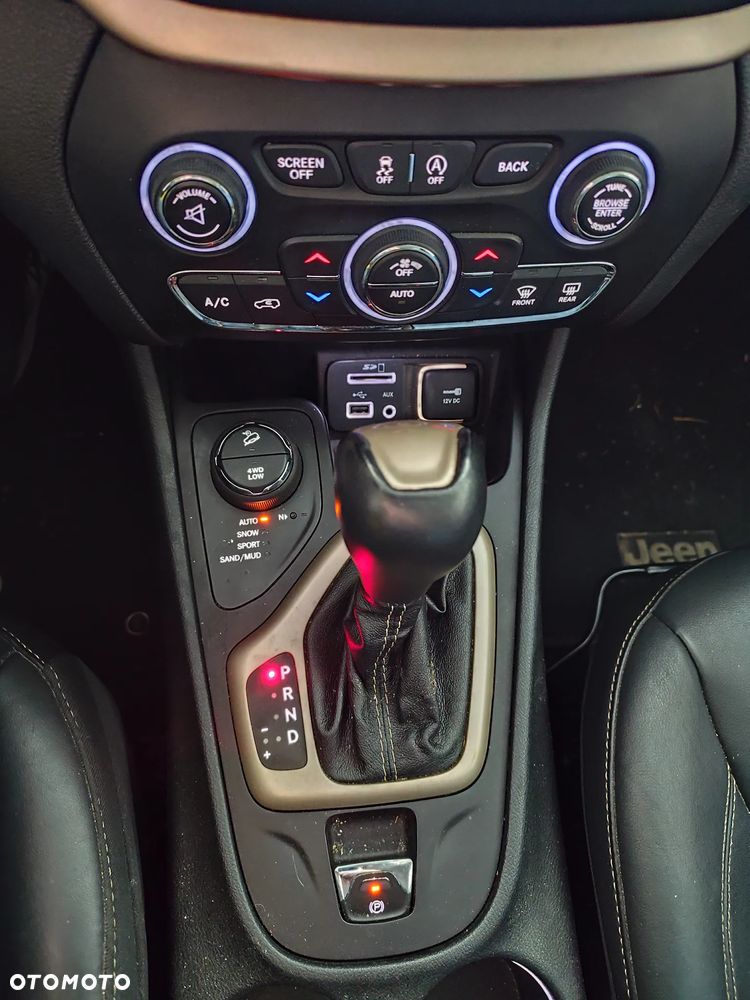 Jeep Cherokee - 16