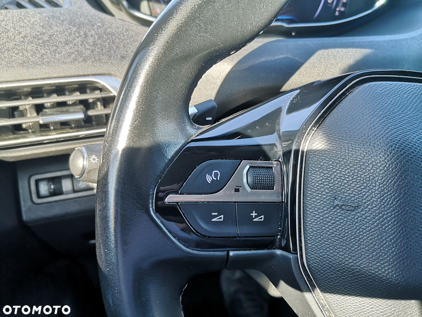 Peugeot 3008 1.2 PureTech Allure S&S EAT8 - 22