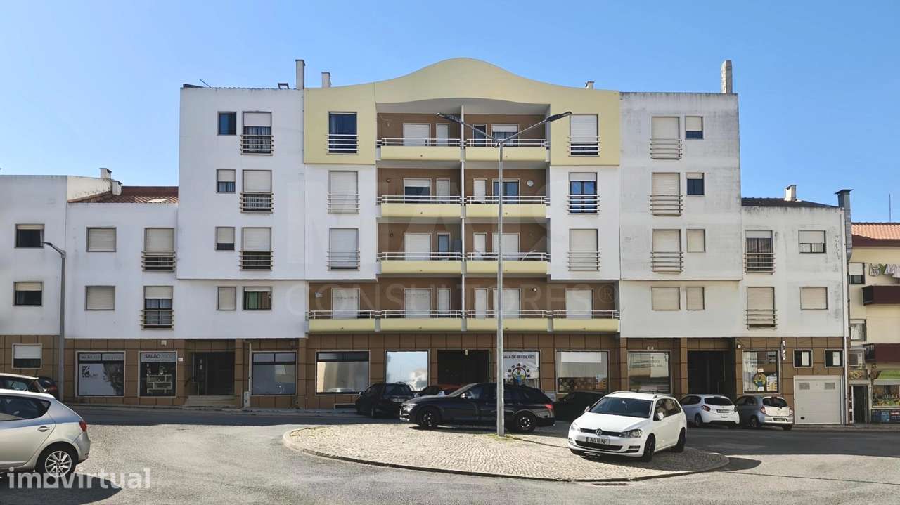 Apartamento T2 com Marquise e Despensa | 1º Andar | Perto das Praias - Grande imagem: 3/8